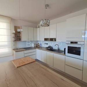 Luksuzan stan najam Trstenik Split parking