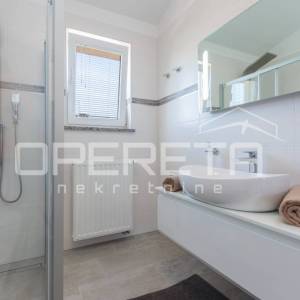 LUKSUZAN STAN U MEDULINU – 95 m² s velikom terasom i parkingom!