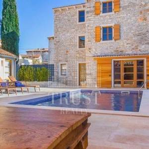 Luksuzni kameni resort – dvije kamene ljepotice s grijanim bazenom i prekrasnim dvorištem, 2 km od mora