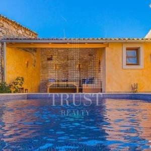 Luksuzni kameni resort – dvije kamene ljepotice s grijanim bazenom i prekrasnim dvorištem, 2 km od mora