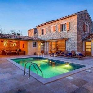 Luksuzni kameni resort – dvije kamene ljepotice s grijanim bazenom i prekrasnim dvorištem, 2 km od mora