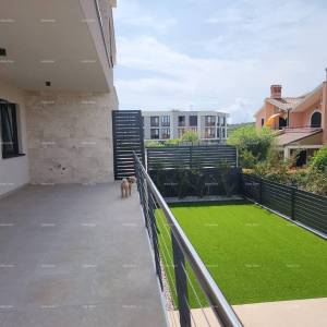 Luksuzni stan s bazenom, novogradnja --Banjole, Volme!Zgrada ima uporabnu dozvolu.