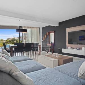 Luksuzni stan u Pješčanoj uvali, prva linija do mora