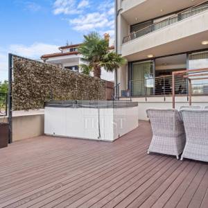 Luksuzni stan u Pješčanoj uvali, prva linija do mora