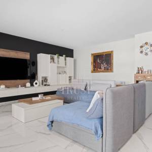 Luksuzni stan u Pješčanoj uvali, prva linija do mora