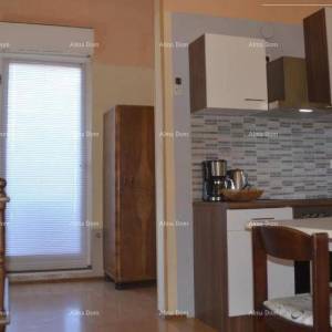 Lungomare – Pula, stan s prostranom terasom i vrtom