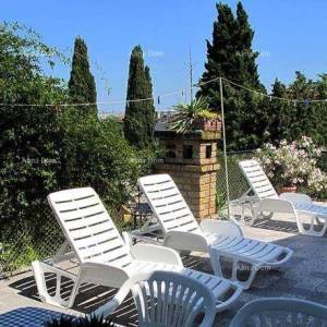 Lungomare – Pula, stan s prostranom terasom i vrtom