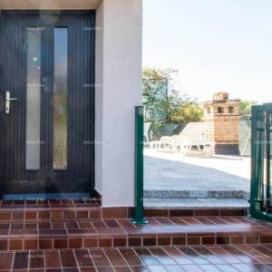 Lungomare – Pula, stan s prostranom terasom i vrtom