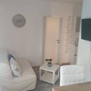 Maksimir-Svetice, novoadaptiran 1-sobni stan 35m2, visoko prizemlje