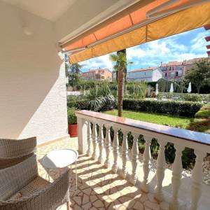 Malinska, apartman u prizemlju s vrtom i parkingom!