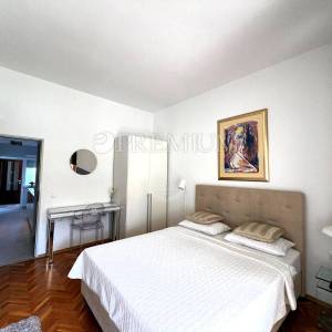 Malinska, apartman u prizemlju s vrtom i parkingom!