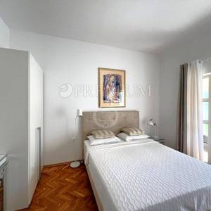 Malinska, apartman u prizemlju s vrtom i parkingom!