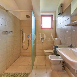 Marčana, Krnica, kuća s bazenom nedaleko mora