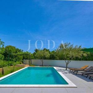 Marčana, Krnica, kuća s bazenom nedaleko mora