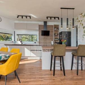 Marčana – suvremena obiteljska kuća s velikom okućnicom, novogradnja