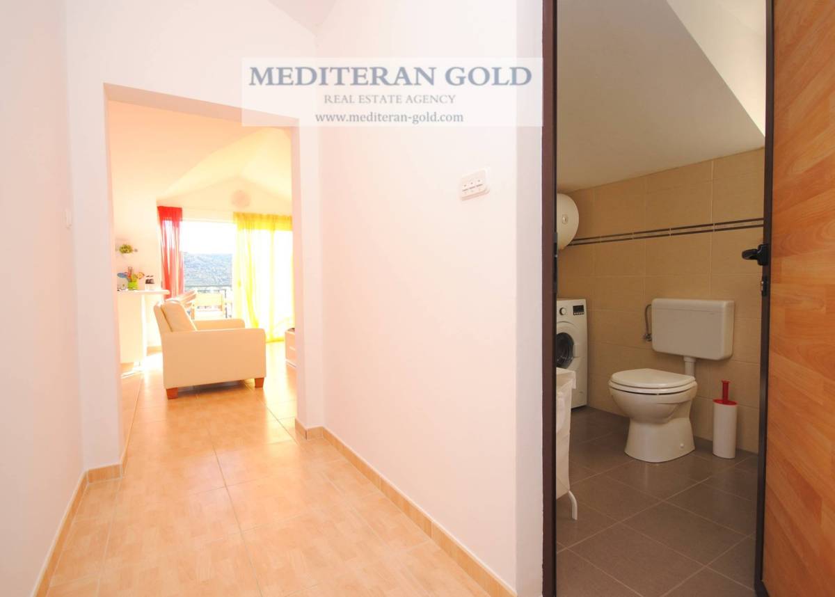 Marina, Vinišće,  samostojeća apartmanska kuća