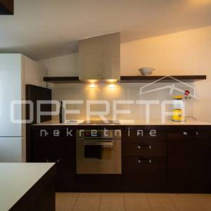 Martinkovac – Prostran dvoetažni stan s terasom, pogledom i 2 parkirna mjesta za