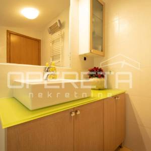 Martinkovac – Prostran dvoetažni stan s terasom, pogledom i 2 parkirna mjesta za