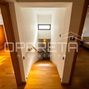 Martinkovac – Prostran dvoetažni stan s terasom, pogledom i 2 parkirna mjesta za