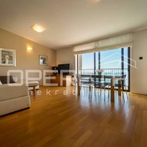 Martinkovac – Prostran dvoetažni stan s terasom, pogledom i 2 parkirna mjesta za