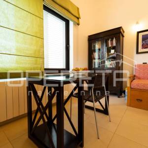 Martinkovac – Prostran dvoetažni stan s terasom, pogledom i 2 parkirna mjesta za