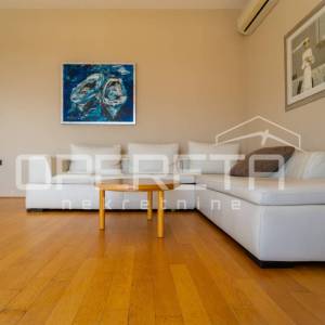 Martinkovac – Prostran dvoetažni stan s terasom, pogledom i 2 parkirna mjesta za