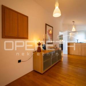 Martinkovac – Prostran dvoetažni stan s terasom, pogledom i 2 parkirna mjesta za