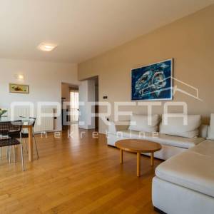 Martinkovac – Prostran dvoetažni stan s terasom, pogledom i 2 parkirna mjesta za