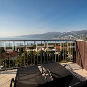 Martinkovac – Prostran dvoetažni stan s terasom, pogledom i 2 parkirna mjesta za