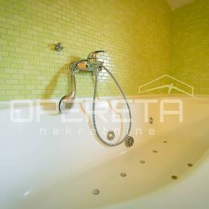 Martinkovac – Prostran dvoetažni stan s terasom, pogledom i 2 parkirna mjesta za