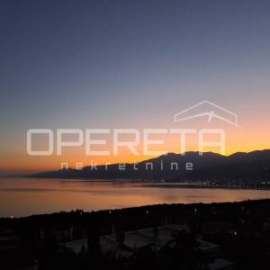 Martinkovac – Prostran dvoetažni stan s terasom, pogledom i 2 parkirna mjesta za