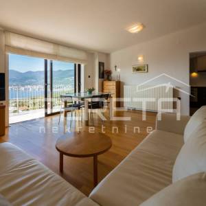 Martinkovac – Prostran dvoetažni stan s terasom, pogledom i 2 parkirna mjesta za