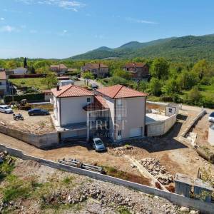 MATULJI, MUČIĆI - Novogradnja! Dvojna kuća s bazenom