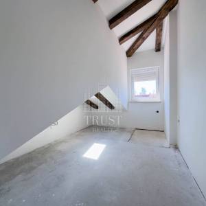 MATULJI, MUČIĆI - Novogradnja! Dvojna kuća s prostranom okućnicom i garažom