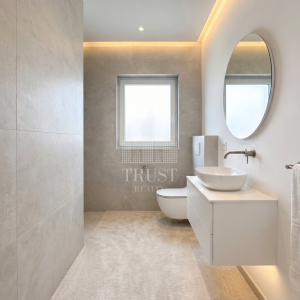 MATULJI, MUČIĆI - Novogradnja! Dvojna kuća s prostranom okućnicom i garažom