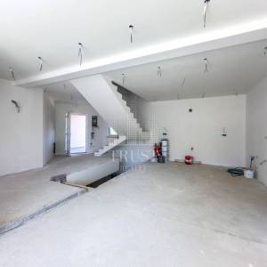 MATULJI, MUČIĆI - Novogradnja! Dvojna kuća s prostranom okućnicom i garažom