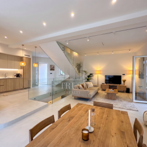 MATULJI, MUČIĆI - Novogradnja! Dvojna kuća s prostranom okućnicom i garažom