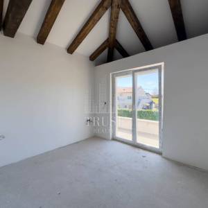 MATULJI, MUČIĆI - Novogradnja! Dvojna kuća s prostranom okućnicom i garažom