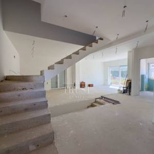 MATULJI, MUČIĆI - Novogradnja! Dvojna kuća s prostranom okućnicom i garažom