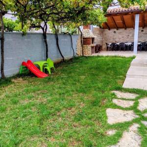 MEDULIN – KUĆA S 3 APARTMANA, ODLIČNA INVESTICIJA!