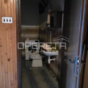 Mirna kuća u Vinici s velikim voćnjakom