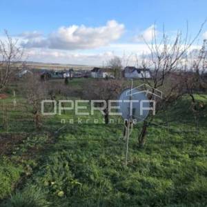 Mirna kuća u Vinici s velikim voćnjakom