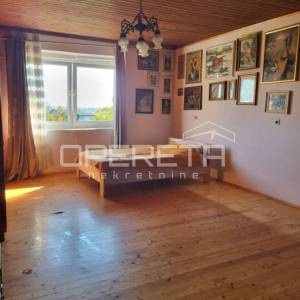 Mirna kuća u Vinici s velikim voćnjakom