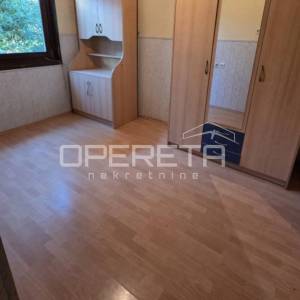 Mirna kuća u Vinici s velikim voćnjakom