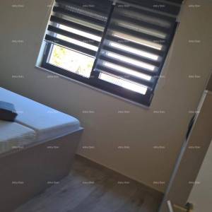 Moderan apartman s parkirnim mjestom i ostavom u bloku F, u blizini Umaga!