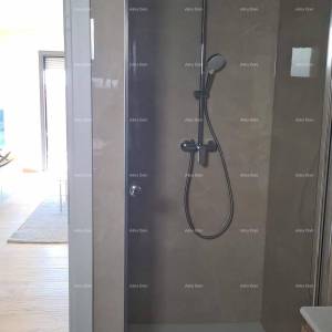 Moderan apartman s parkirnim mjestom i ostavom u bloku F, u blizini Umaga!