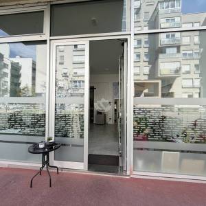 Moderan poslovni ulični prostor 131 m2, + 2 garaže, top lokacija,Špansko