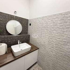 Moderan poslovni ulični prostor 131 m2, + 2 garaže, top lokacija,Špansko