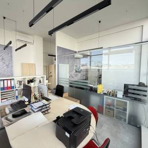 Moderan poslovni ulični prostor 131 m2, + 2 garaže, top lokacija,Špansko