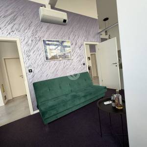 Moderan poslovni ulični prostor 131 m2, + 2 garaže, top lokacija,Špansko